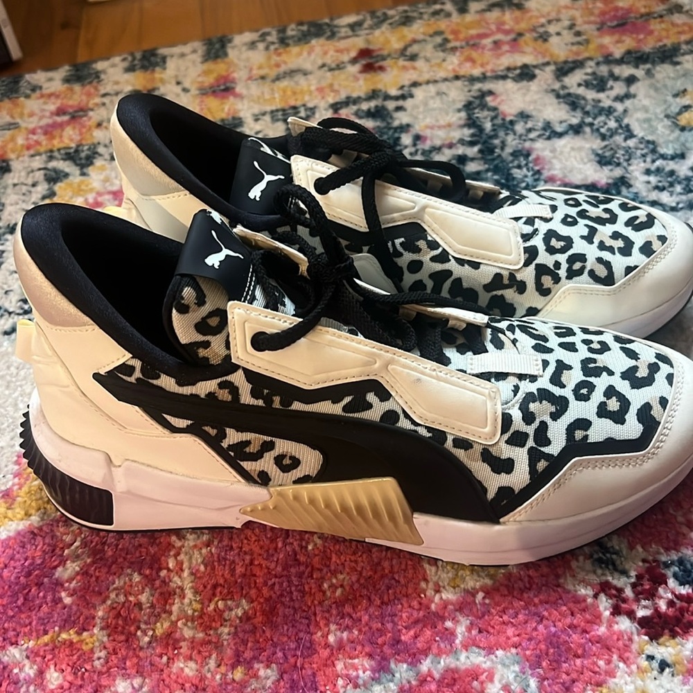 Womens size 11 Puma sneakers